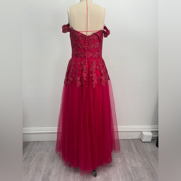 Brand new prom dress with padding - Picture 6 of 8